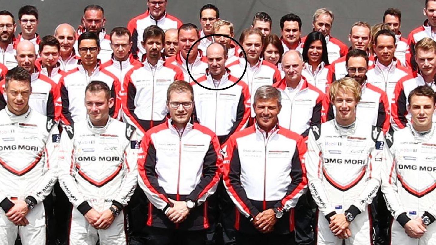 Roberto Gómez (señalado con un círculo) en una foto de equipo de Porsche. Andreas Seidl está a su derecha en la fila delantera. (Foto: Roberto Gómez)