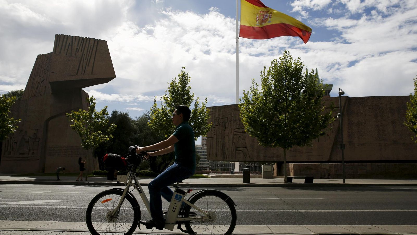 Foto: Un hombre circula en bicicleta por la plaza de Colón. (Reuters)