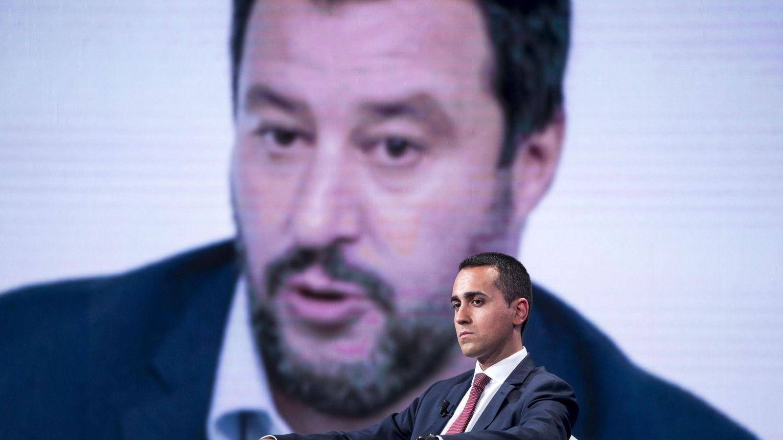 Foto: El viceprimer ministro italiano, Luigi Di Maio, frente a una imagen de su socio, Matteo Salvini. (EFE)