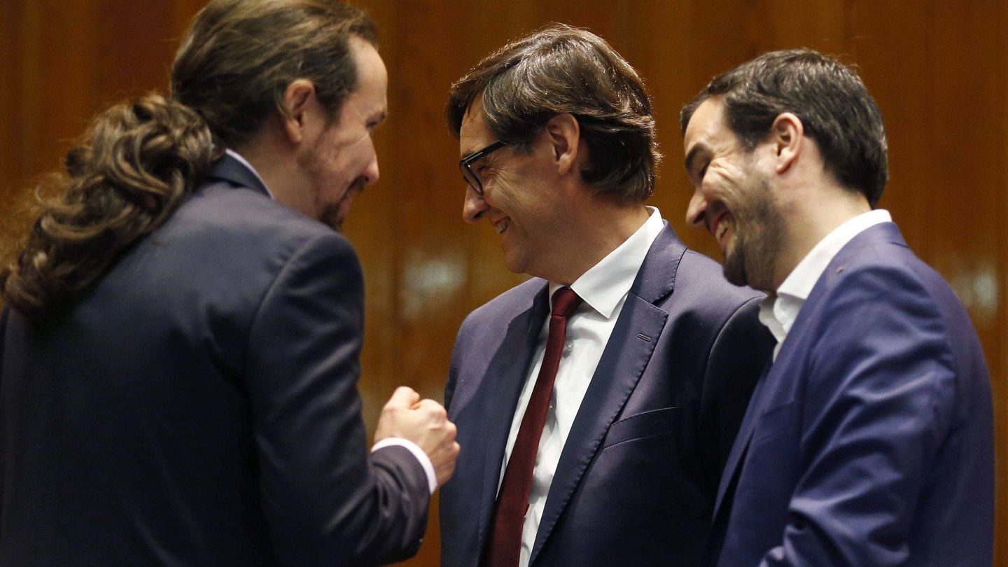 El vicepresidente segundo, Pablo Iglesias, y los ministros Salvador Illa y Alberto Garzón. (EFE)