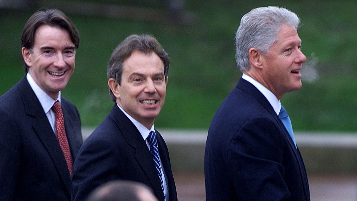 Peter Mandelson, junto a Tony Blair y el expresidente de EEUU Bill Clinton, en diciembre de 2000. (Reuters)
