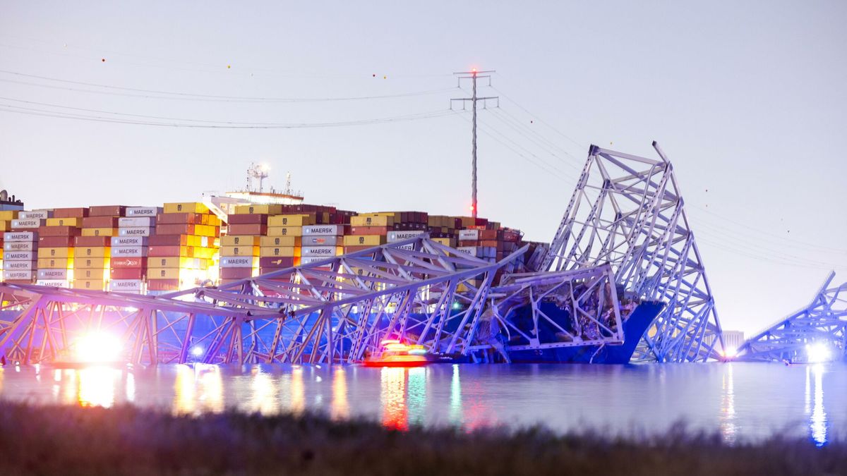 Un carguero choca contra el mayor puente de Baltimore y lo derrumba: apuntan a un fallo eléctrico