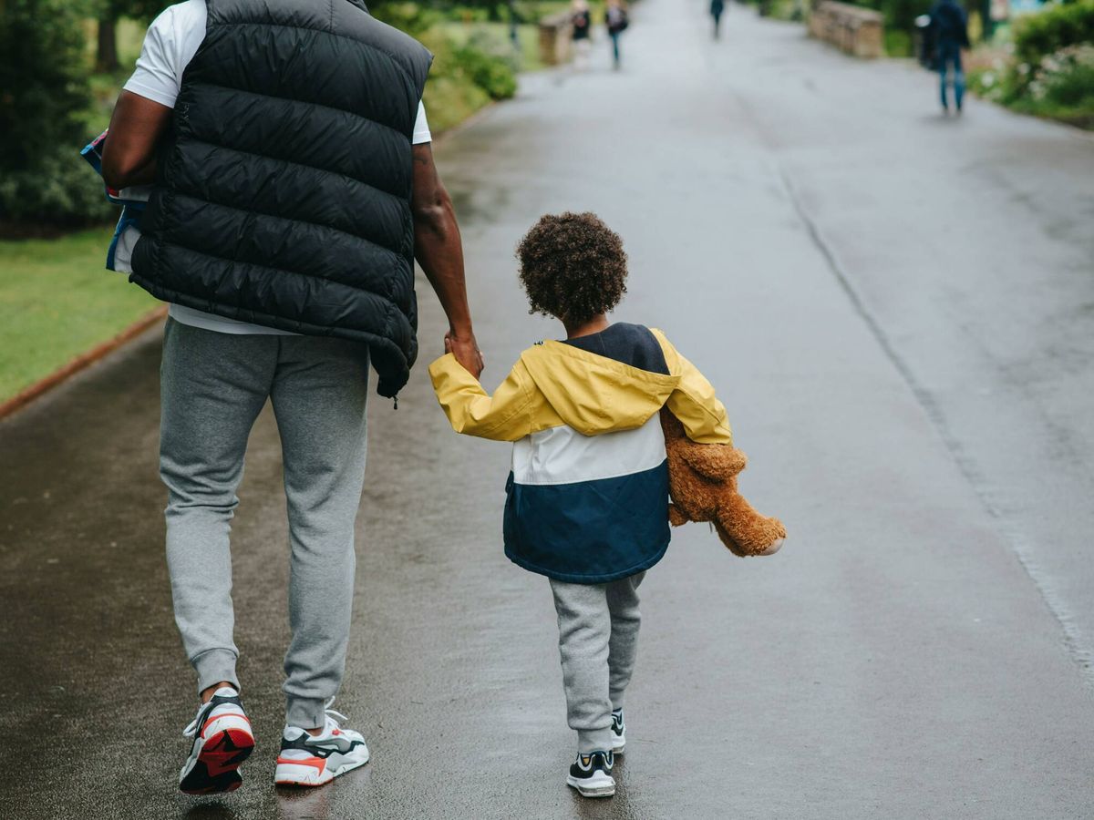 Foto: Un padre dando un paseo con su hijo (pexels)