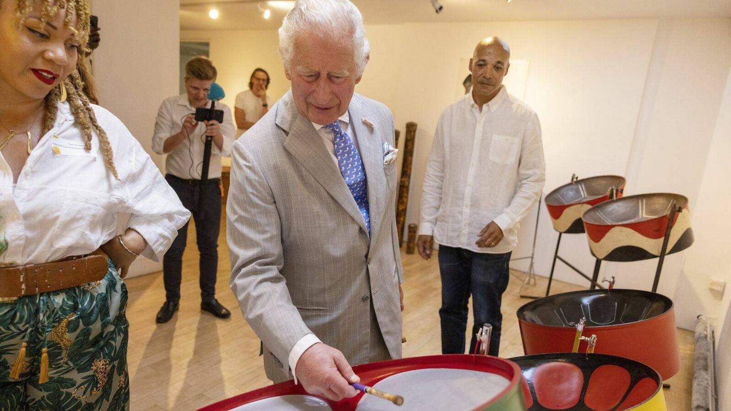 El príncipe Carlos se anima a tocar los tambores en Notting Hill. (Cordon Press)