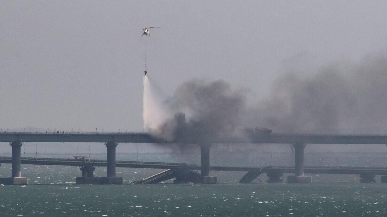 Foto: Labores de extinción del incendio del puente que une Rusia y Crimea (Reuters)