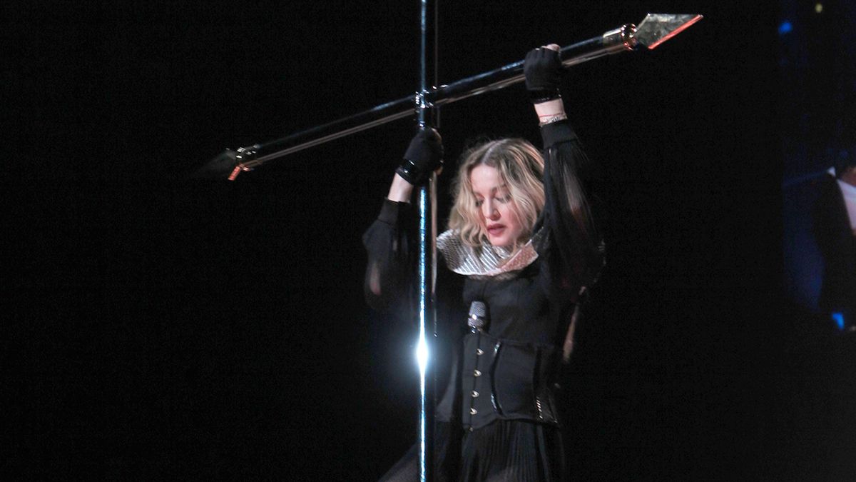 Madonna baila 'pool dance' ante el Papa y no se libra de la censura