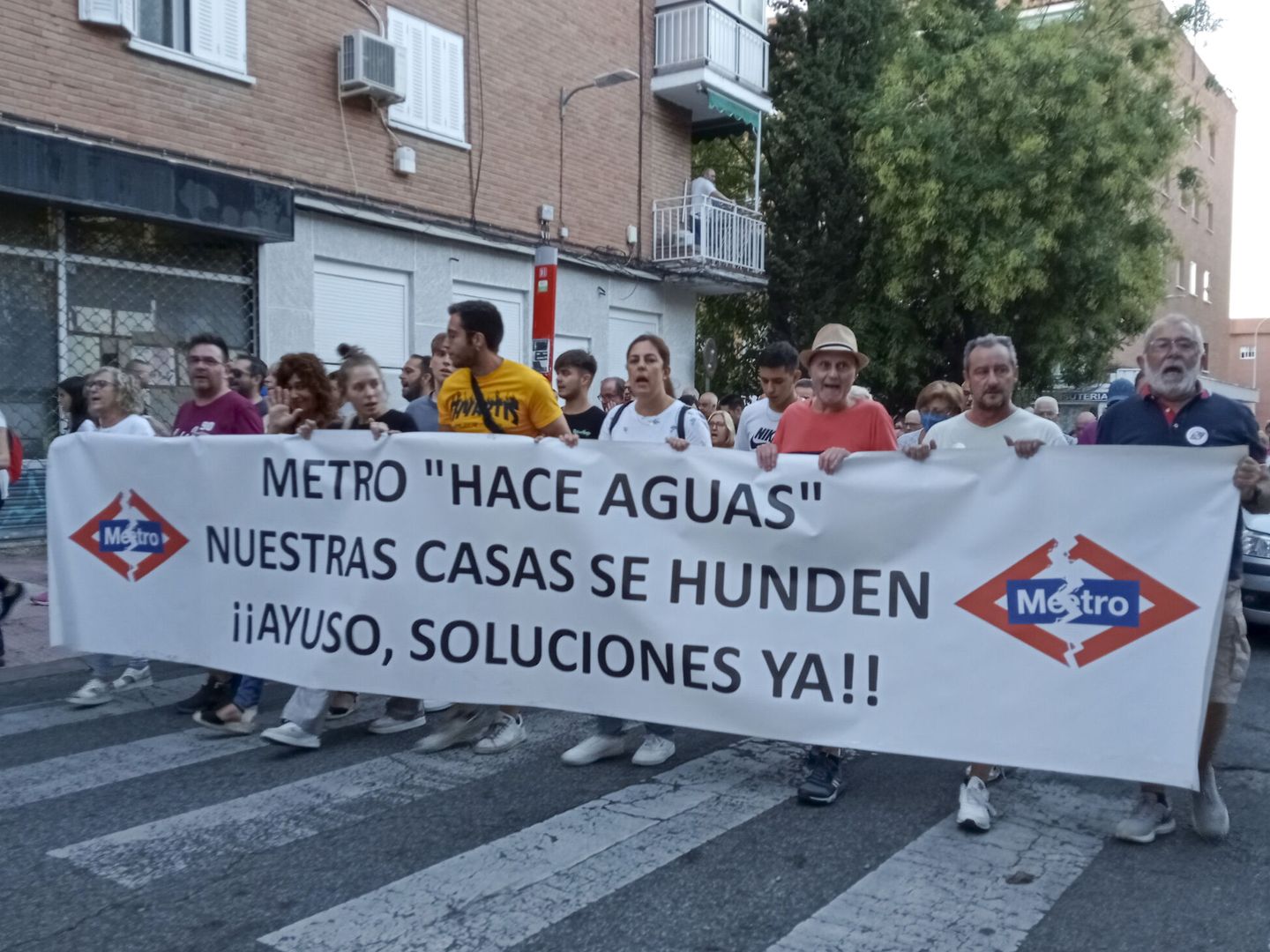 Manifestación en San Fernando de Henares por los problemas de la Línea 7B del Metro, hace unos días. (EFE/Marina de la Cruz)
