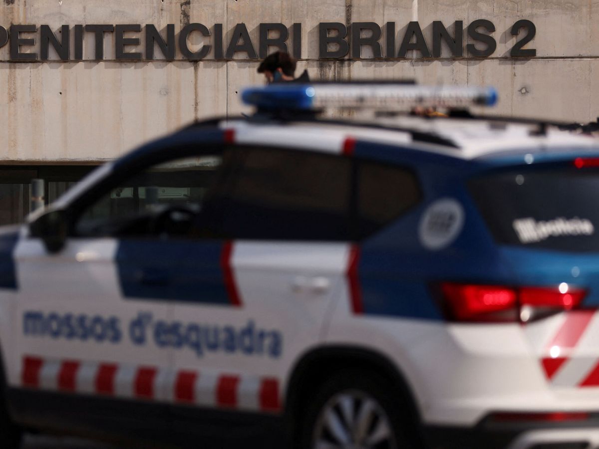 Foto: Un coche de policía pasa por delante de la entrada de la prisión de Brians 2. (Reuters/Nacho Doce)