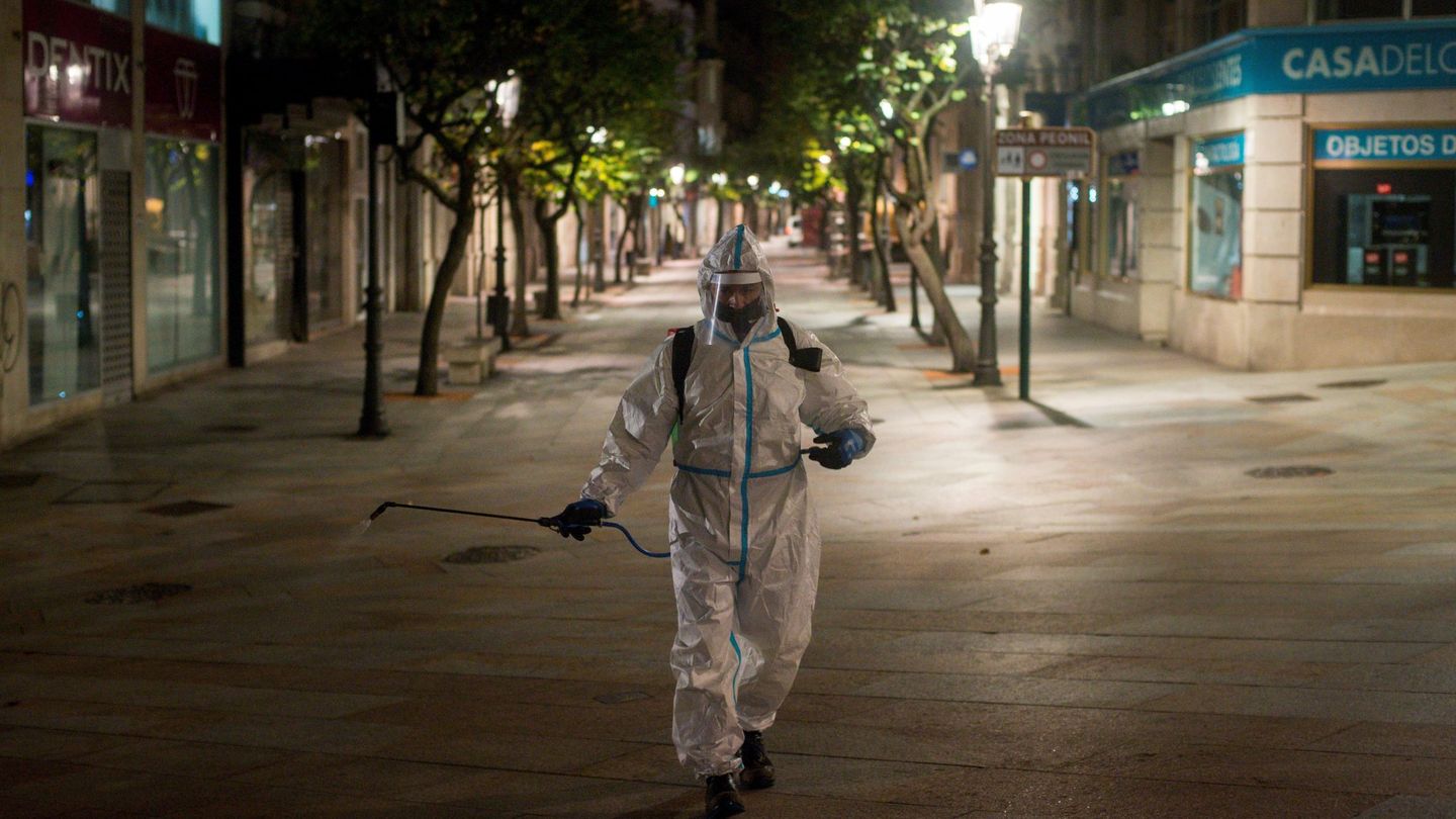 Un operario municipal realiza labores de desinfección de madrugada en Galicia. (EFE)