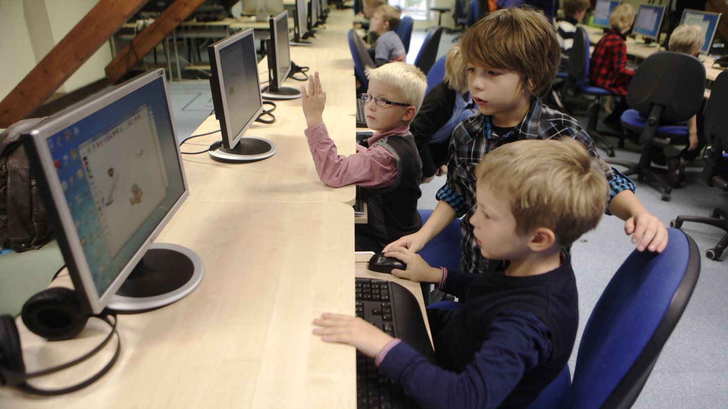 Estudiantes de primaria aprenden programación básica en una escuela de Tallin, en septiembre de 2012. (Reuters)