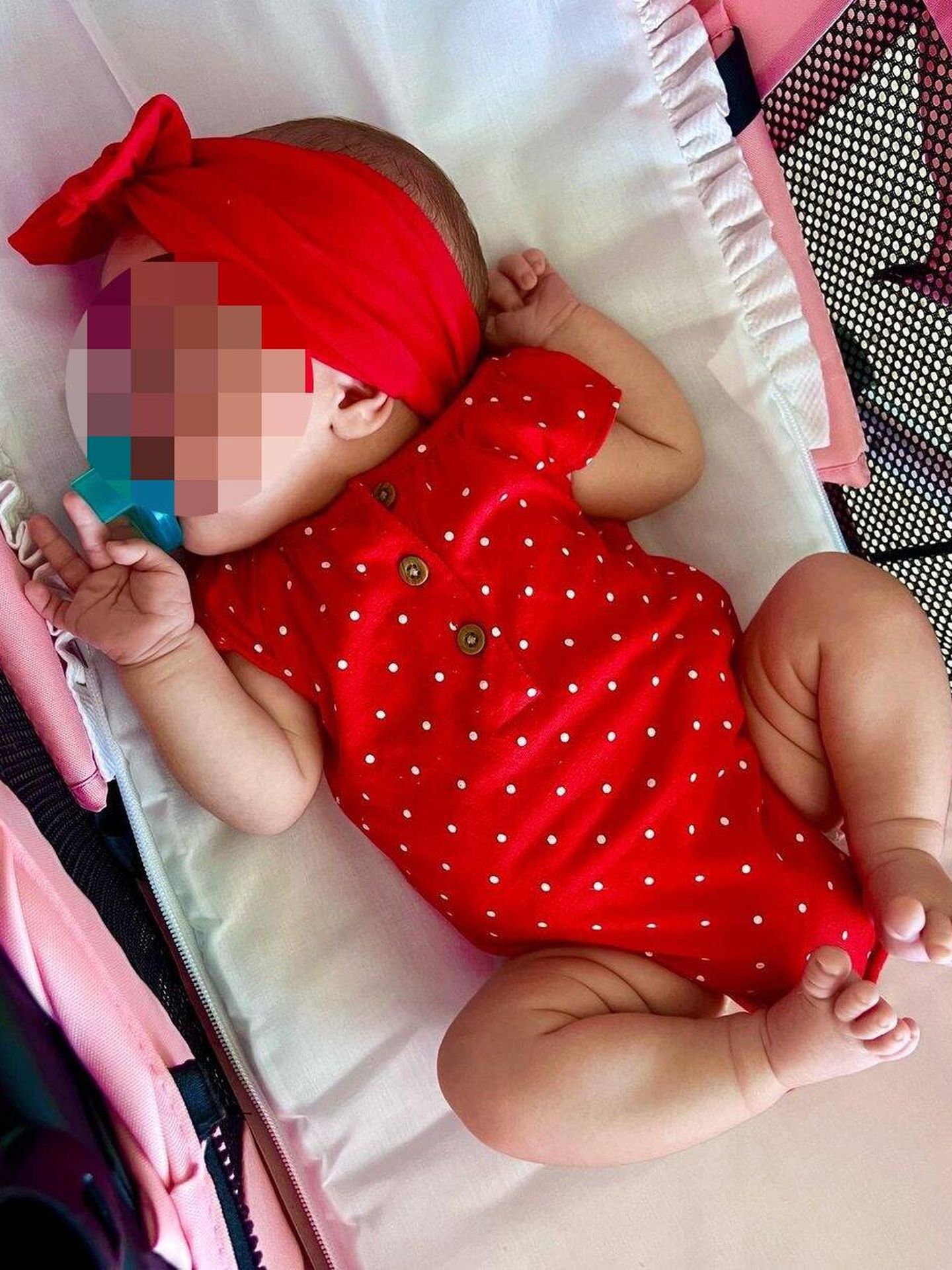 La pequeña Ana Sandra, con un body rojo con lunares. (Instagram/@ana_obregonoficial)