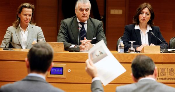 Foto: El extesorero del PP Luis Bárcenas (c), durante la comisión de investigación de Les Corts Valencianes. (EFE)