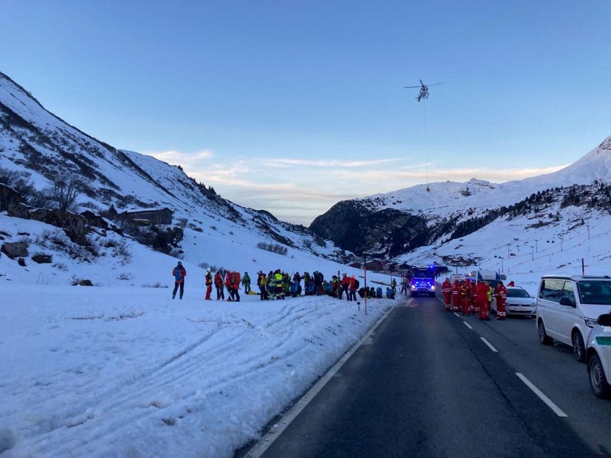 Foto: Equipo de rescate en la zona de esquí de  Lech Zuers en Austria. (Reuters/Police Voralberg)