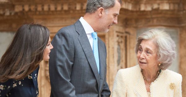 Foto: La reina Letizia y la reina Sofía charlan en la puerta de la catedral de Palma. (Limited Pictures)