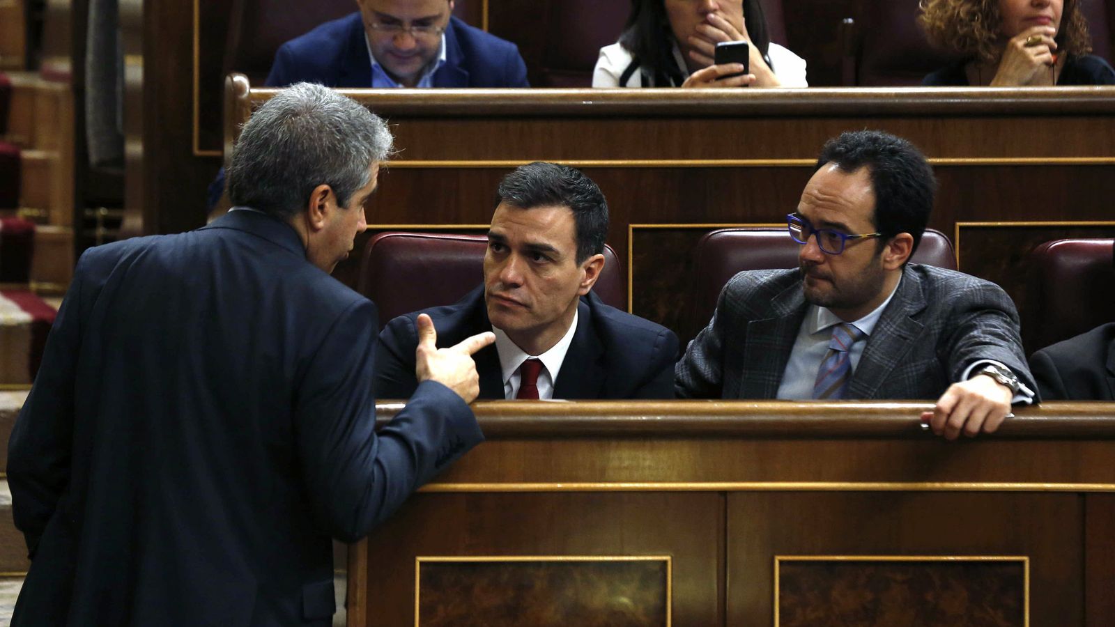 Foto: El diputado de CDC, Francesc Homs, conversa con el líder del PSOE, Pedro Sánchez, y el portavoz parlamentario socialista, Antonio Hernando. (Efe) 