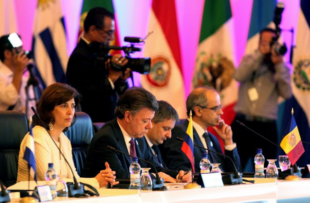 El presidente de Colombia, Juan Manuel Santos, y su canciller, María Ángela Holguín (Efe) 