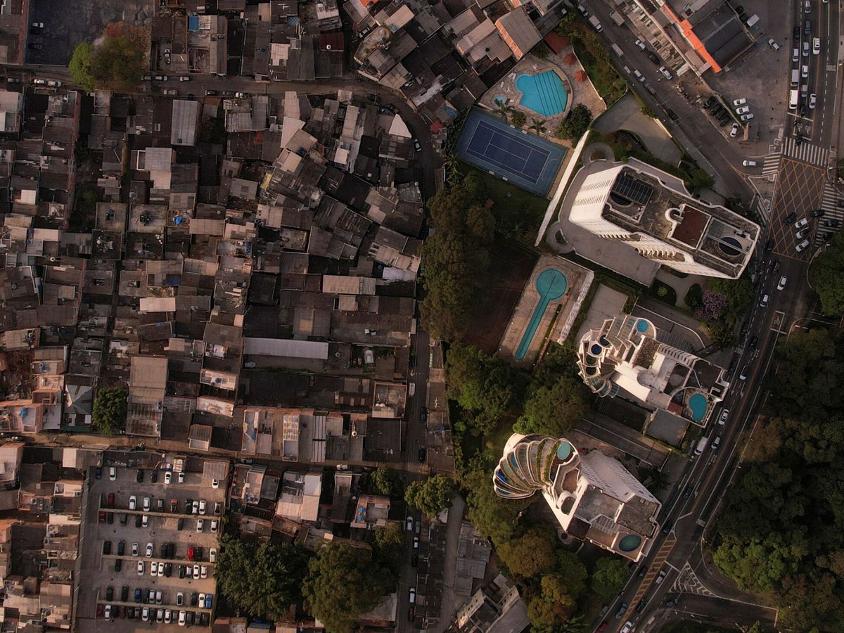 Foto: Vista aérea de São Paulo. A la izquierda, la favela de Paraisópolis, a la derecha, la torre Penthouse del barrio rico de Morumbí. (Reuters/Amanda Perobelli)