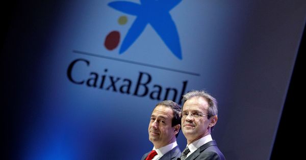 Foto: El presidente de CaixaBank, Jordi Gual, junto con el consejero delegado, Gonzalo Gortázar. (EFE)