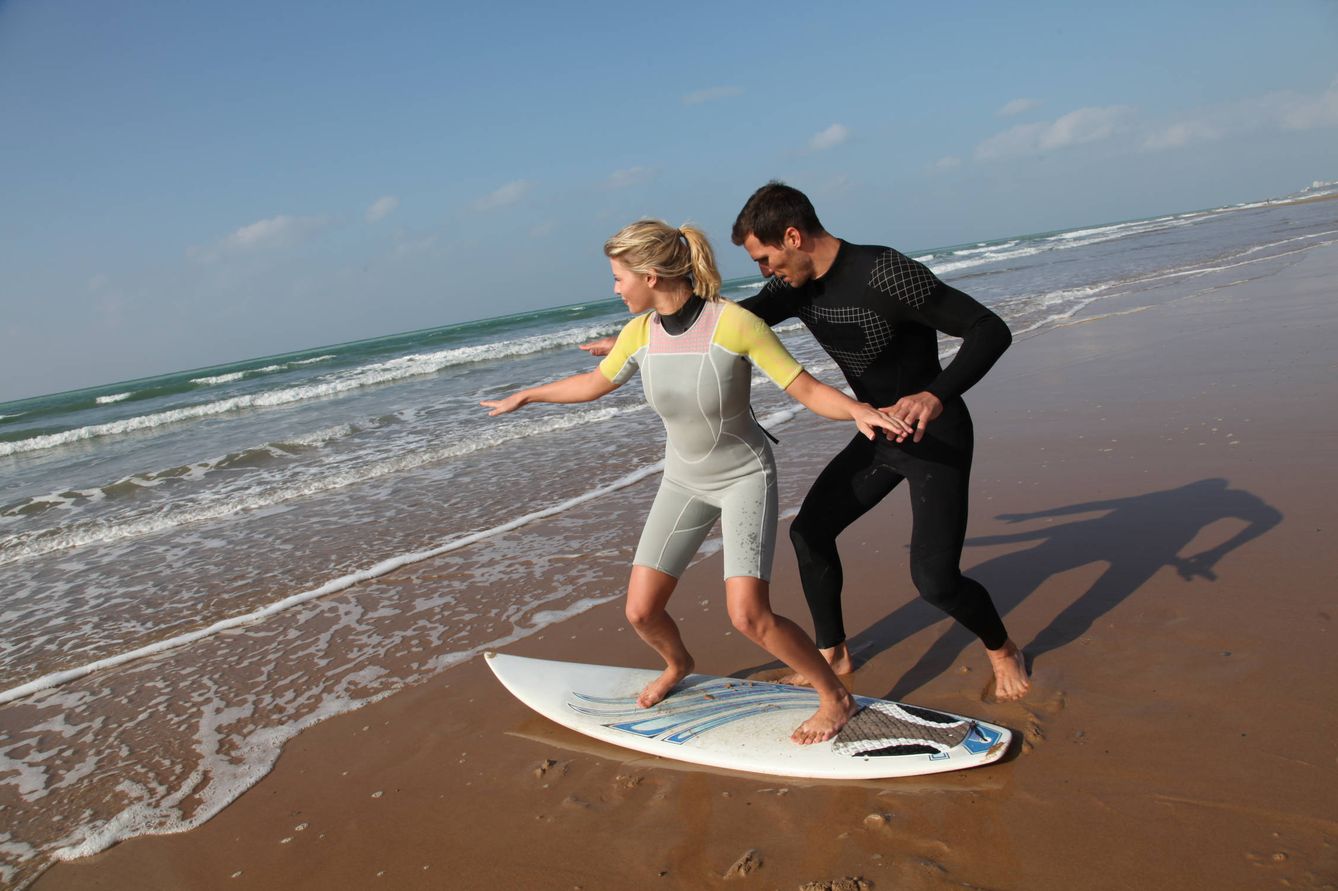 La oferta 'fitness' de este hotel incluye dos horas de clases de surf (Foto: Cortesía hotel Fuerte Conil Costa de la Luz)