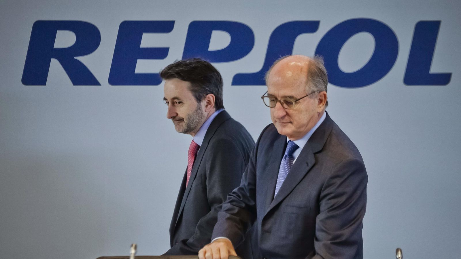 Foto: El presidente de Repsol, Antonio Brufau, (d) y el consejero delegado, Josu Jon Imaz. (EFE)