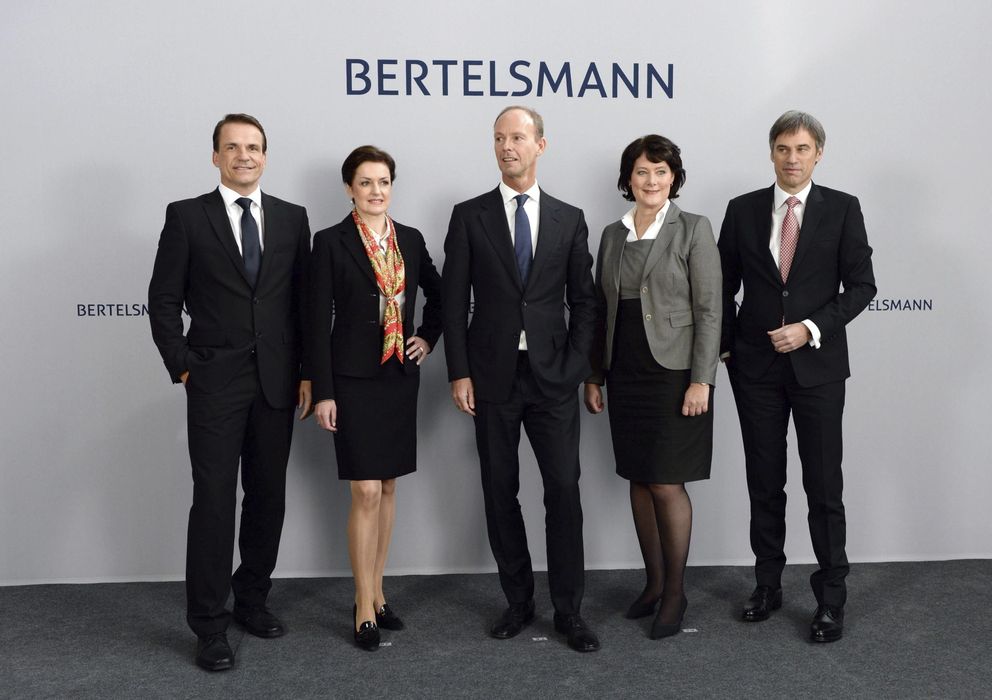 Foto: La cúpula del grupo alemán Bertelsmann, con Thomas Rabe (c), y los miembros del Consejo de Administración (de izq a der) Markus Dohle, Judith Hartmann, Anke Sch