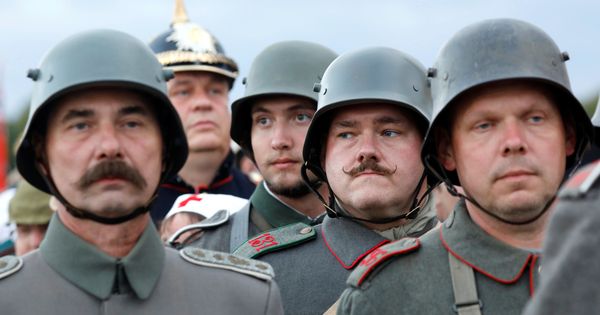Foto: Alemanes con uniformes de la I Guerra Mundial durante una ceremonia para conmemorar la batalla de Verdún, el 24 de agosto de 2018. (Reuters)