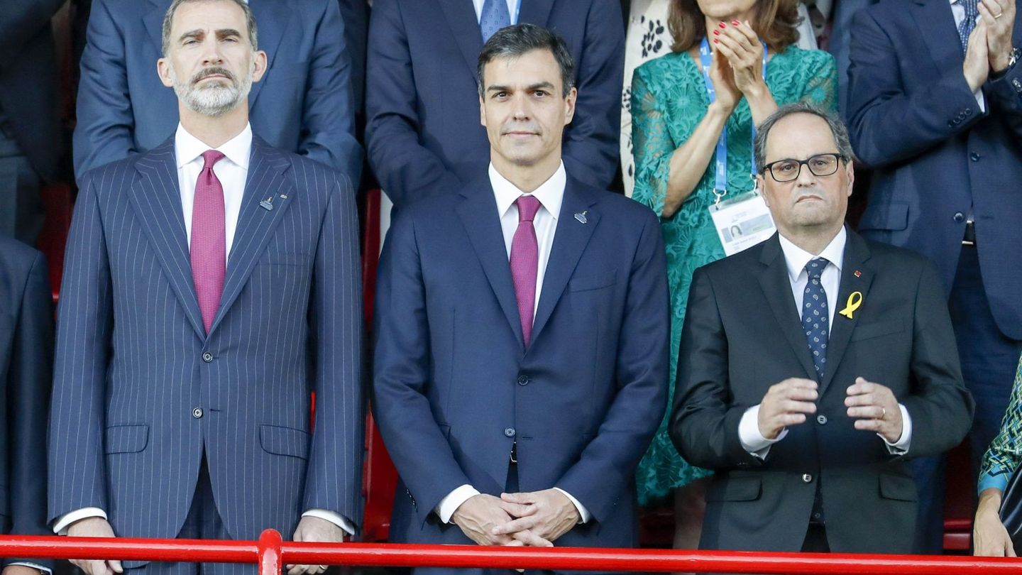 El Rey junto a Pedro Sánchez y Quim Torra. (EFE)
