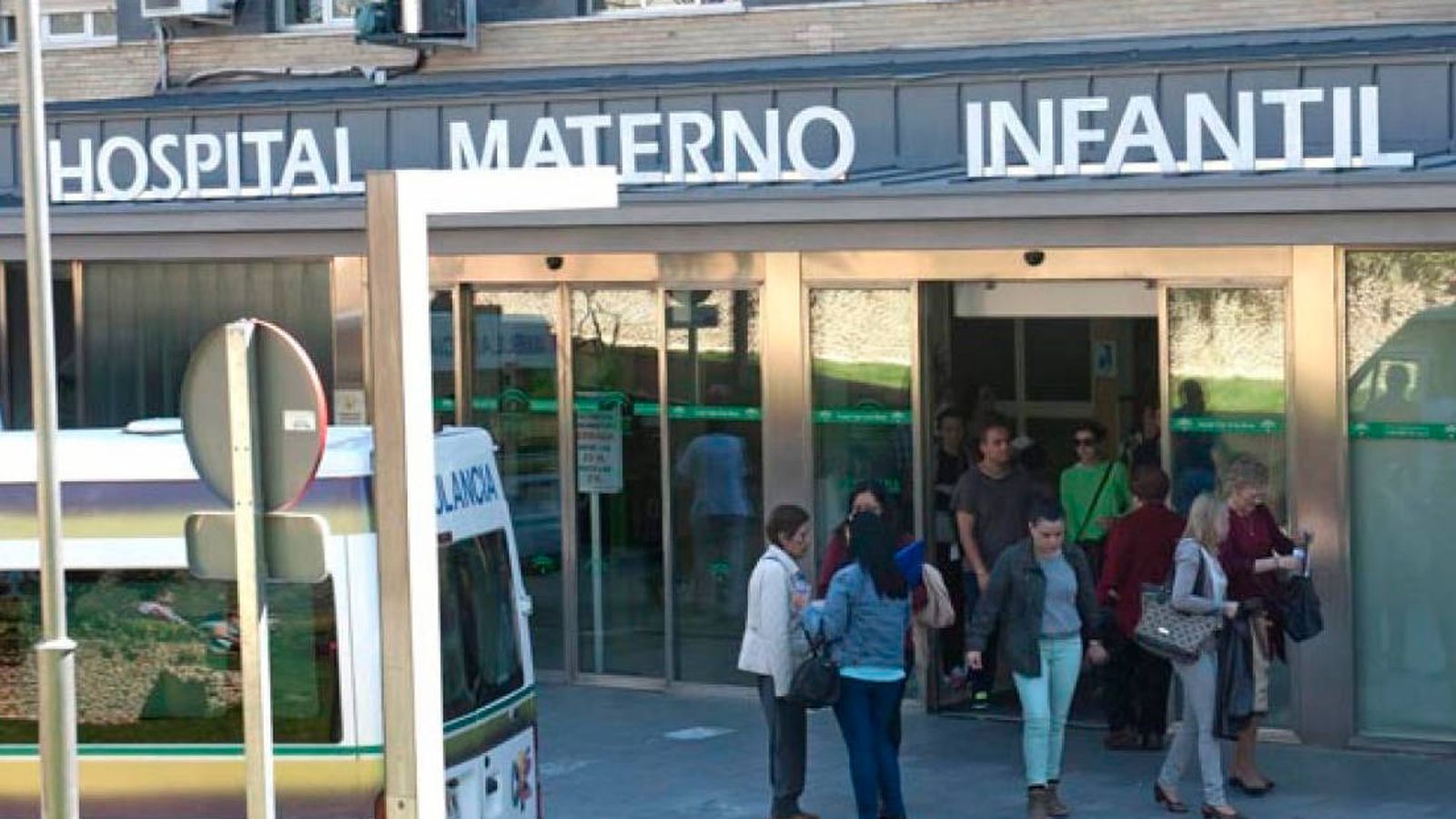 Foto: Entrada al Hospital maternal de Granada. (EFE)