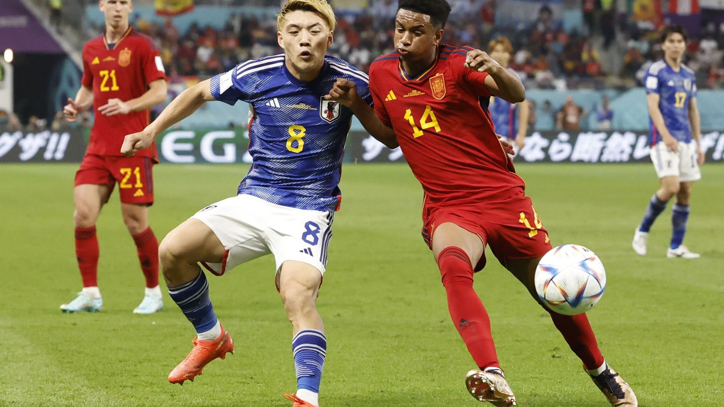 Balde disputa un balón en el partido contra Japón. (EFE/José Méndez)