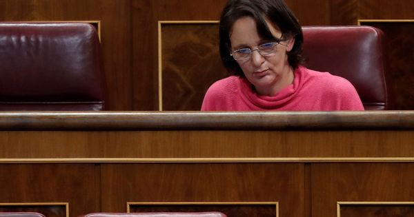 Foto: La diputada de Podemos Carolina Bescansa, en su escaño del Congreso de los Diputados durante una sesión de control al Gobierno. (EFE)