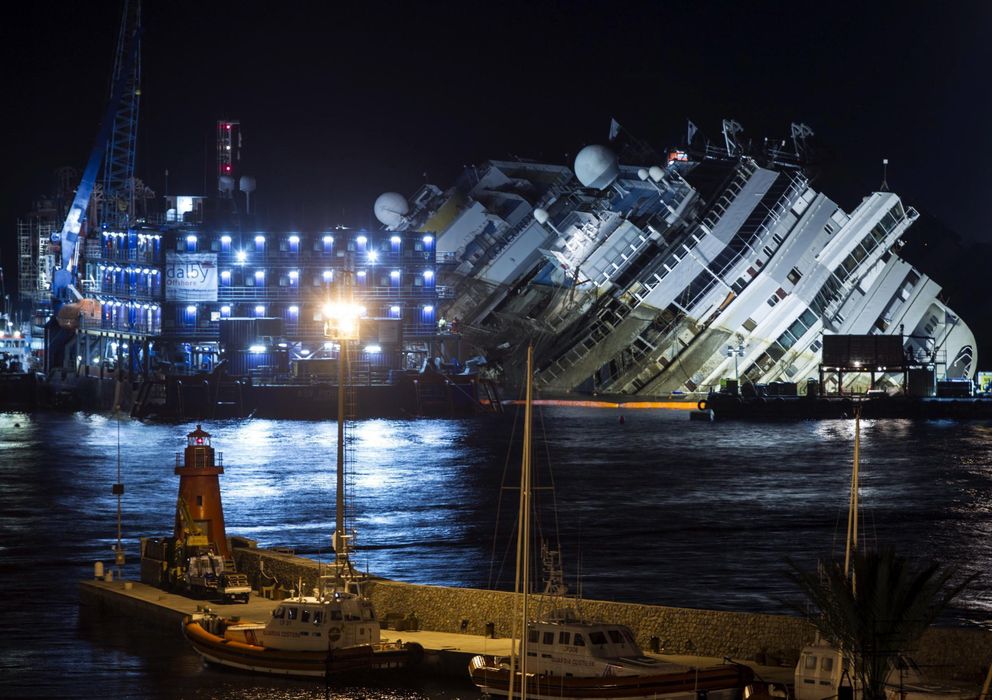 Foto: El Costa Concordia vuelve a enderezarse veinte meses después del naufragio (Efe).