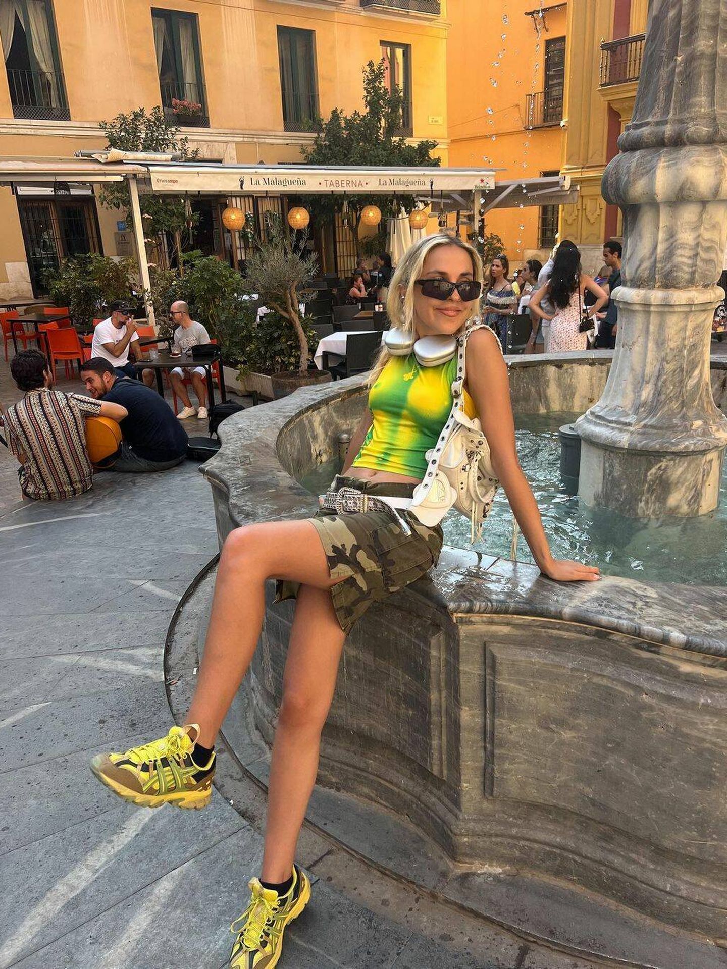 Sofia Coelho, con un estilo de los años 2000 en una foto de sus redes sociales con las gafas de moda. (Instagram/@sofiamcoelho)