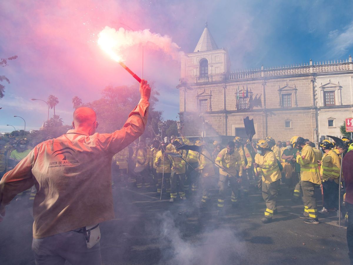 Foto: Manifestación de bomberos forestales en Sevilla. (EFE/Raúl Caro)