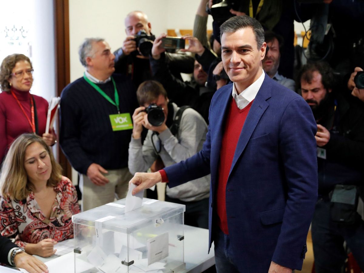 Foto: Pedro Sánchez, este 10 de noviembre emitiendo su voto en su colegio electoral de Pozuelo de Alarcón, en Madrid. (EFE)