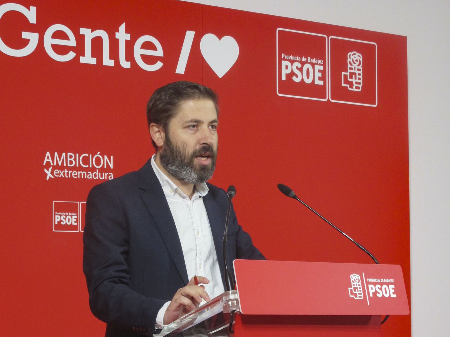 El alcalde de Salvatierra de los Barros, el socialista Francisco José Saavedra anunciando su dimisión. (EFE/José Luis Real)