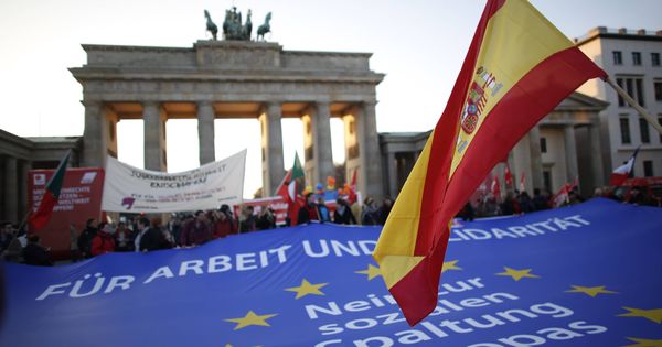 Foto: Una bandera de España, en la Puerta de Brandenburgo en Berlín. (Reuters)