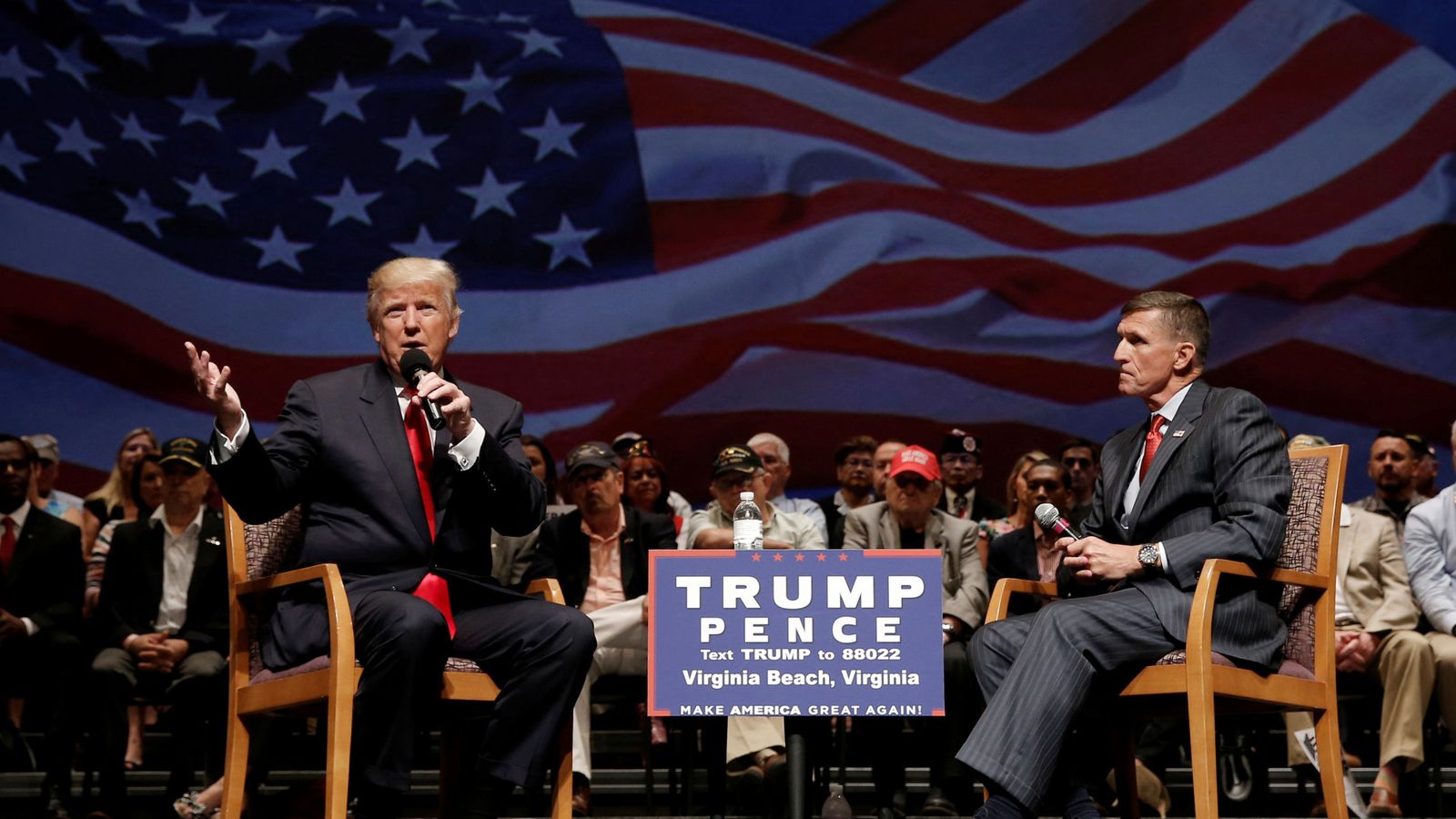 Foto: Trump junto al general Michael Flynn durante un mitin de campaña en Virginia, el 6 de septiembre de 2016 (Reuters).