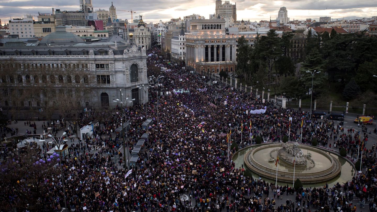 Vista aérea de la manifestación del 8-M de Madrid a su paso por la Cibeles. (EFE)