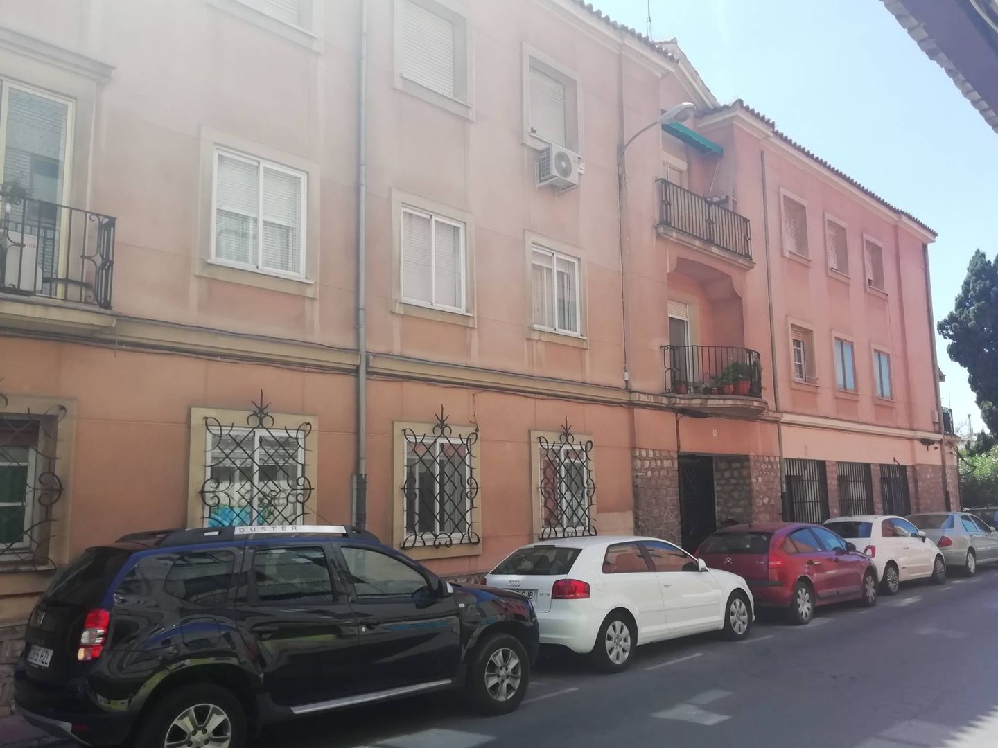 Algunos de los pisos municipales de la calle Eras de San Isidro.