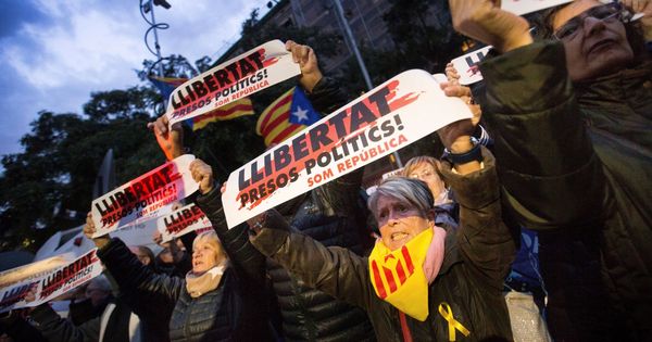 Foto: Manifestación en la Plaza de la Catedral de Barcelona durante la jornada de huelga general convocada el 8 de noviembre en Cataluña. (EFE)