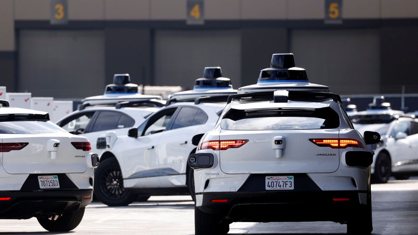Foto: Coches autónomos y eléctricos de Waymo, la unidad de Google. (Reuters)