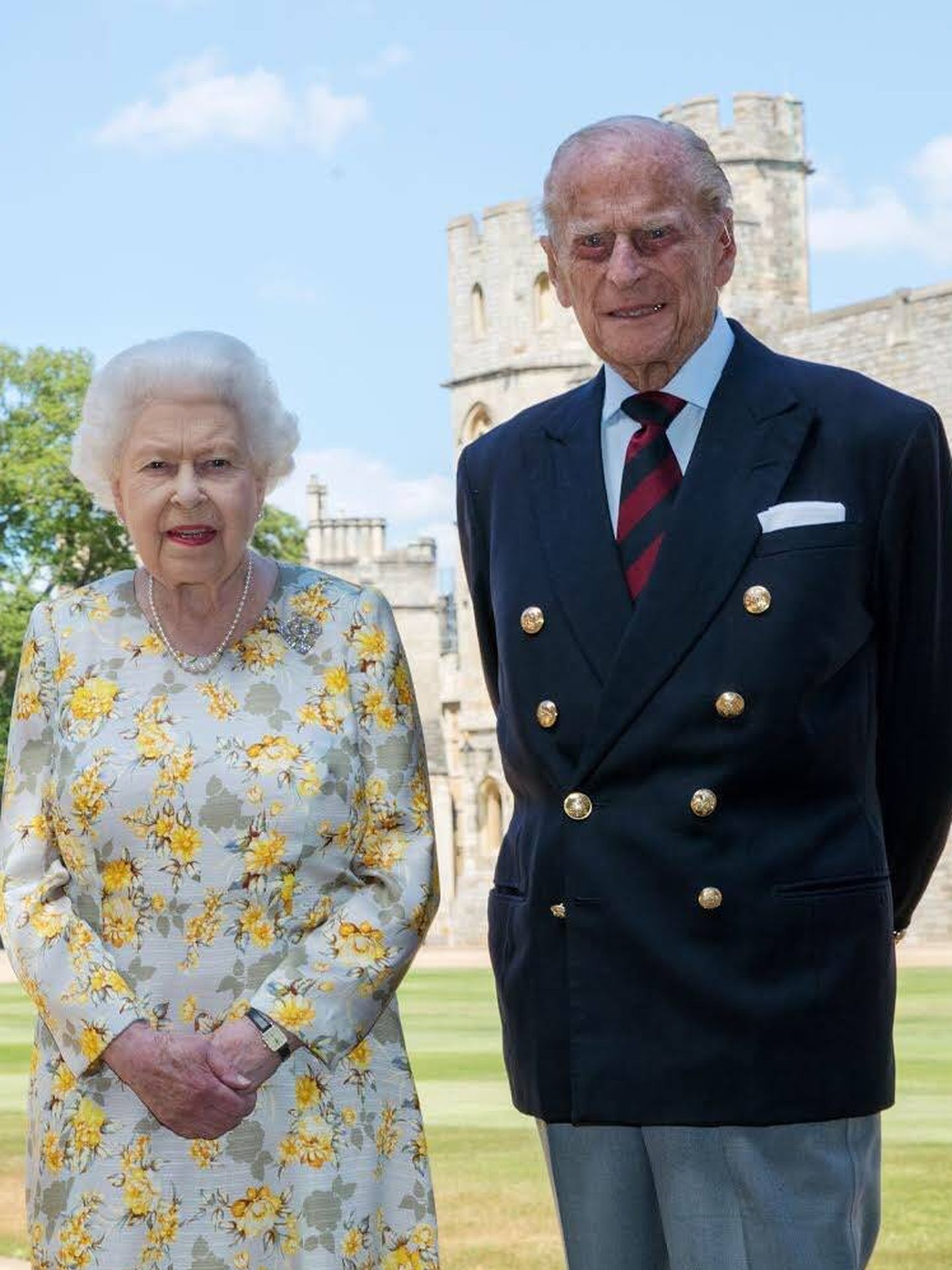 La reina Isabel y el duque de Edimburgo en los jardines de Windsor. (Buckingham Palace)