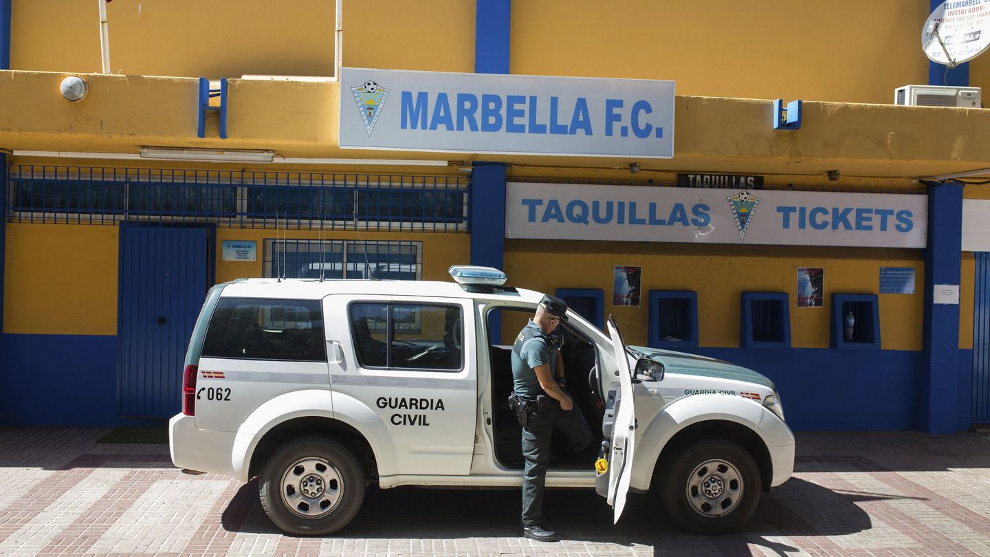 La Guardia Civil registra las instalaciones del estadio del Marbella Club de Fútbol. (EFE)