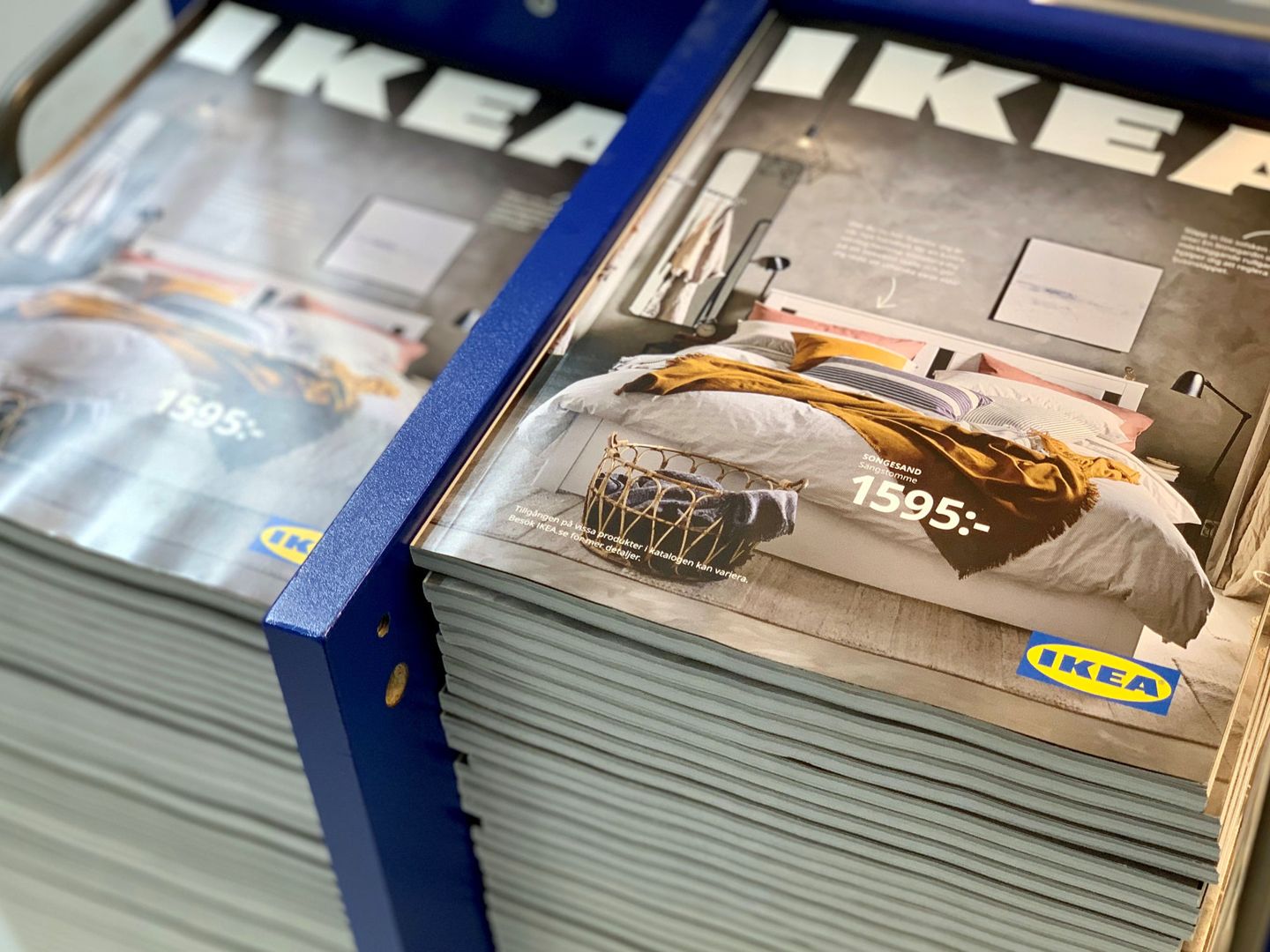 Catálogos de Ikea, en una de sus tiendas de Suecia. (Reuters)