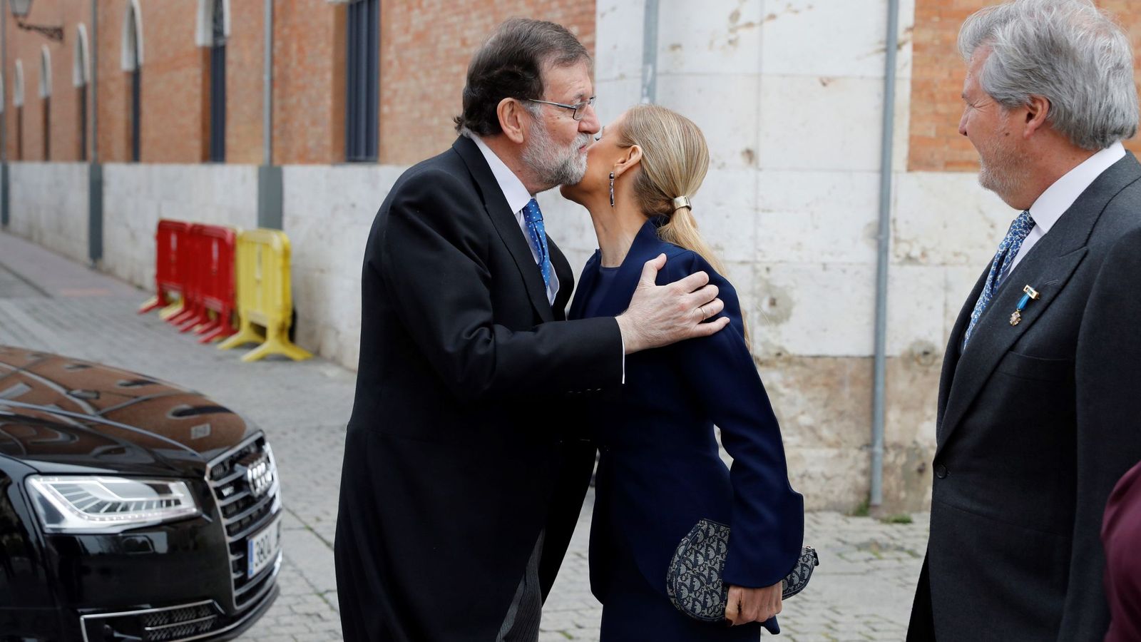 Foto: Imagen de archivo del presidente del Gobierno, Mariano Rajoy (i), saludando a la presidenta de la Comunidad de Madrid, Cristina Cifuentes. (EFE)