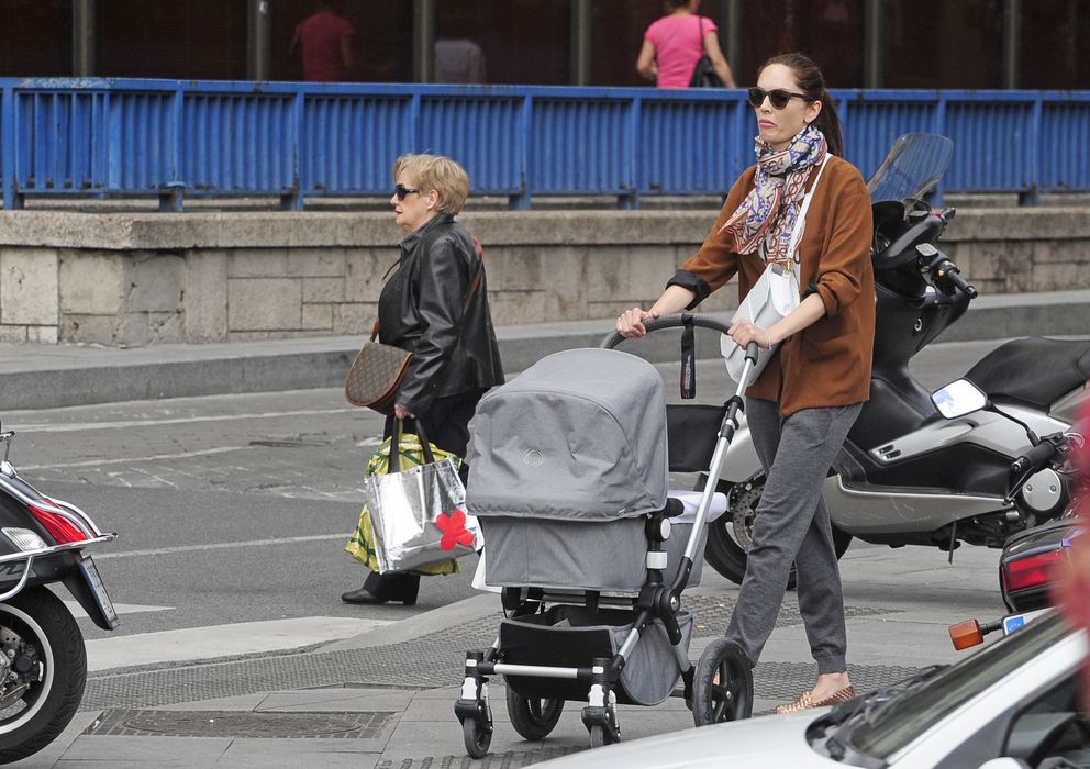 Foto: La modelo Eugenia Silva paseando con su hijo el pasado mes de mayo (GTres)