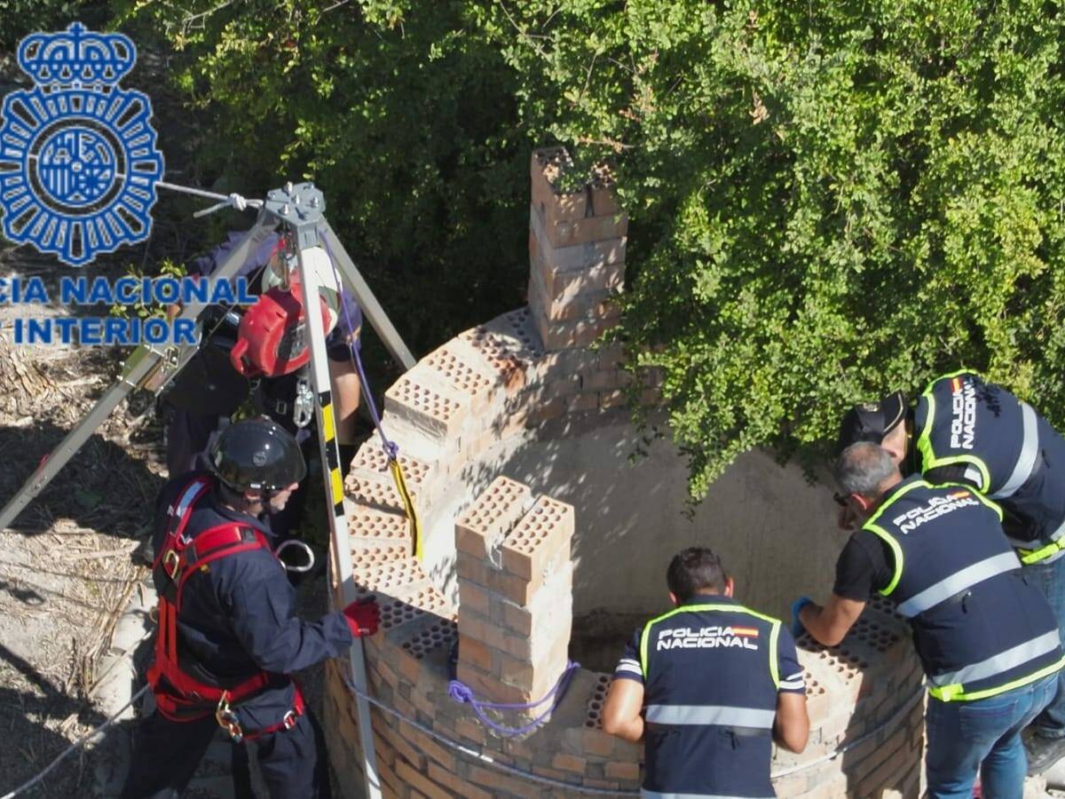 Foto: El operativo para encontrar el cadáver de una mujer en un pozo de Jerez. (Policía)