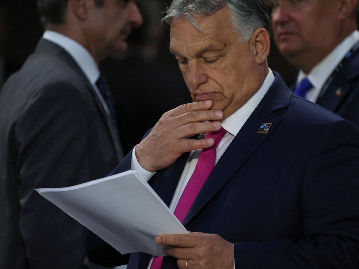 Foto: El primer ministro húngaro, Viktor Orbán, lee un documento durante la cumbre del 75 aniversario de la OTAN. (REUTERS/Leah Millis)