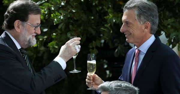 Foto: El expresidente del Gobierno de España Mariano Rajoy, junto al presidente de Argentina, Mauricio Macri. (Reuters)