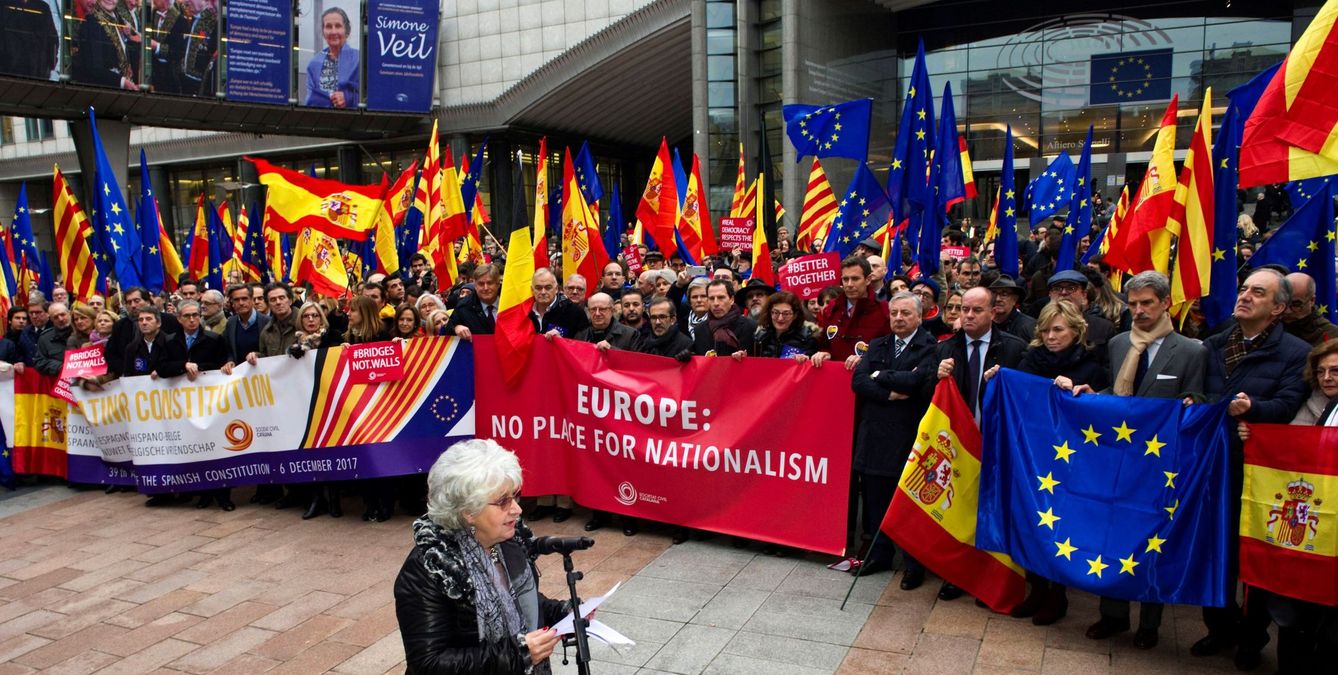 La catedrática Teresa Freixes en la concentración frente a la sede del Parlemento Europeo por el 39 aniversario de la Constitución Española. (EFE)